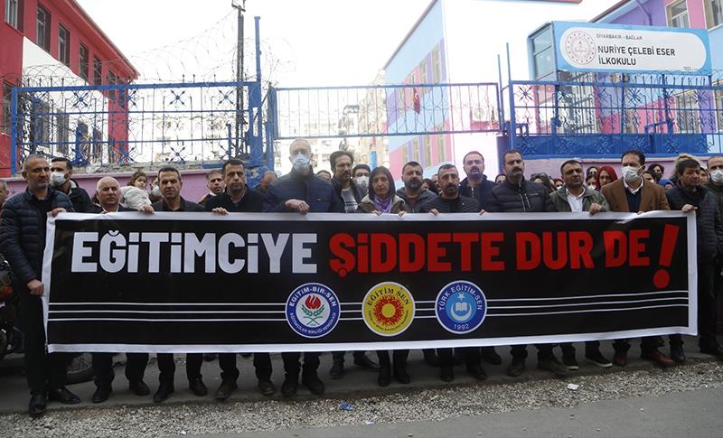 DİYARBAKIR'DA ÖĞRETMENE YAPILAN ŞİDDET PROTESTO EDİLDİ