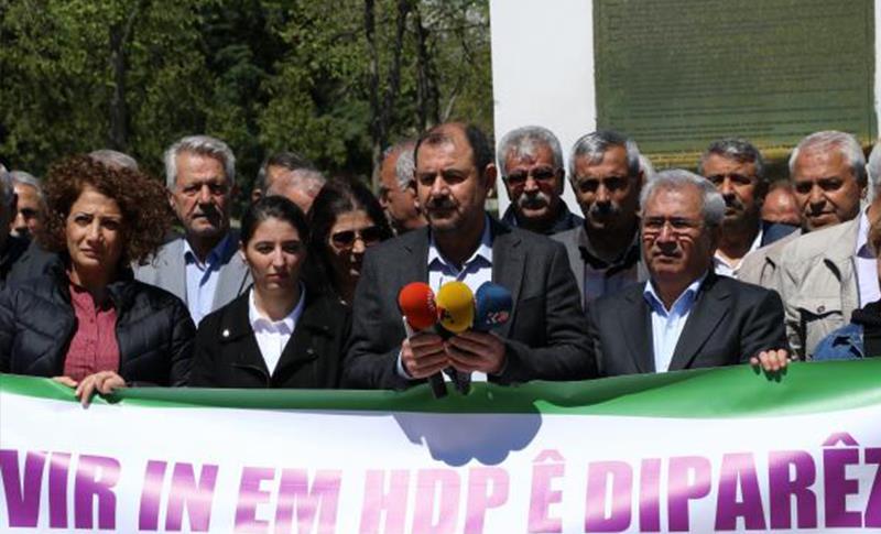 HDP'Ê ÊRÎŞ Û BINÇAVKIRINAN LI GELEK BAJARAN PROTESTO KIR