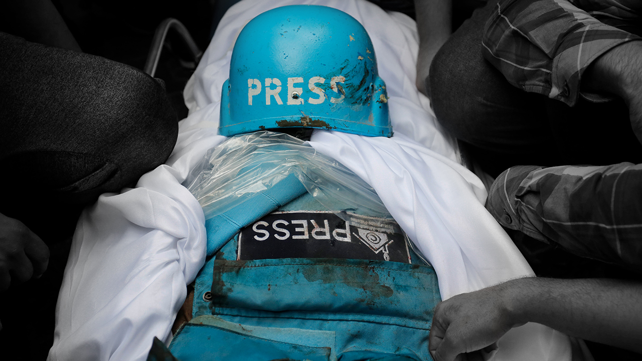 Öldürülen Filistinli bir gazeteci için yapılan cenaze töreninden
