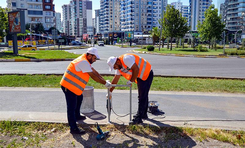 ‘TEMİZ BİR KENT’ İÇİN CADDE VE BULVARLARA ÇÖP KOVALARI YERLEŞTİRİLİYOR