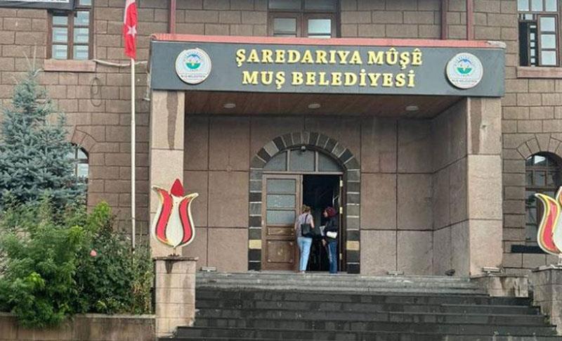 MUŞ TARİHİNDE BİR İLK - Muş Belediyesi’ne Kürtçe tabela asıldı