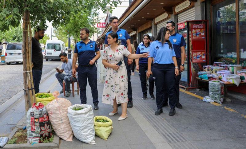 Zabıtadan kaldırım işgaline karşı denetim